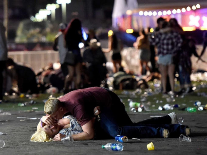 18 súng trường, hàng nghìn băng đạn tại nhà nghi phạm xả súng đẫm máu tại Las Vegas