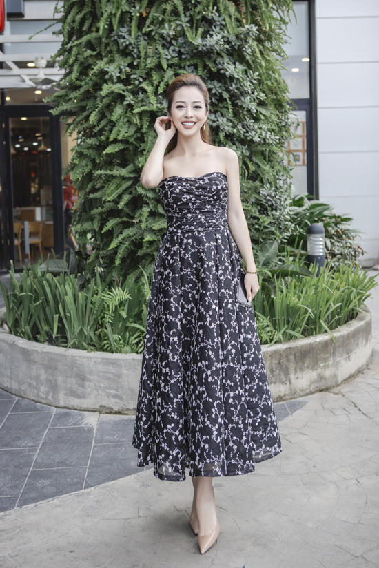 Mẹ 3 con Jennifer Phạm vừa có chuyến lưu diễn châu Âu, trở về nước cô đã tái xuất trong một sự kiện.