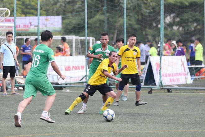 Nhiều nghĩa cử cao đẹp trong trận khai mạc Giải B&oacute;ng đ&aacute; B&aacute;o ch&iacute; miền trung
