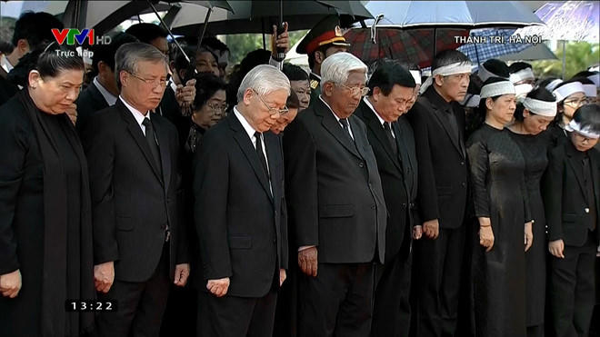 Việc lấp mộ hoàn thành, tất cả những người có mặt dành một phút mặc niệm cố Tổng bí thư.