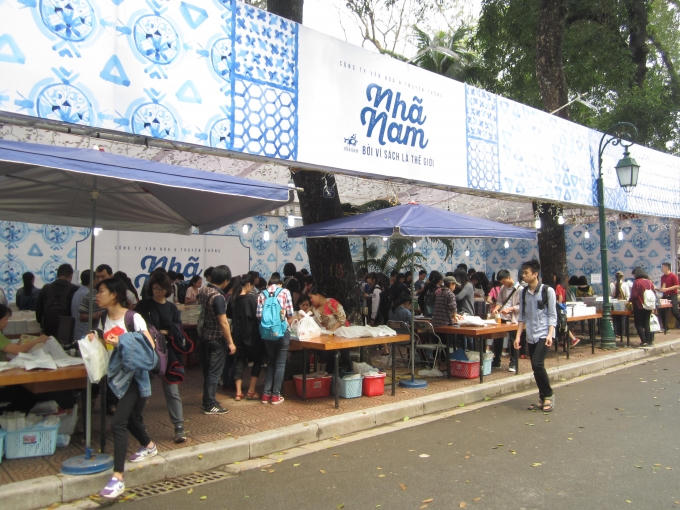 Sinh viên chen chúc lựa chọn sách trong cửa hàng sách Nhã Nam.