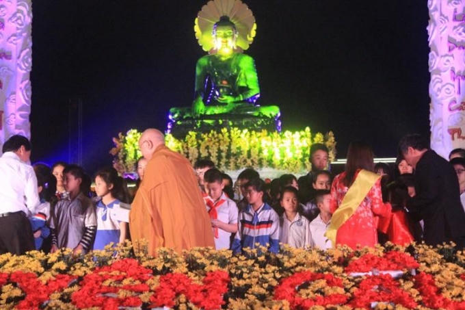 Đặc biệt, Ban tổ chức đã trao 10 phần quà là học bổng toàn phần suốt quá trình học tập để khích lệ tinh thần các cháu học sinh. 