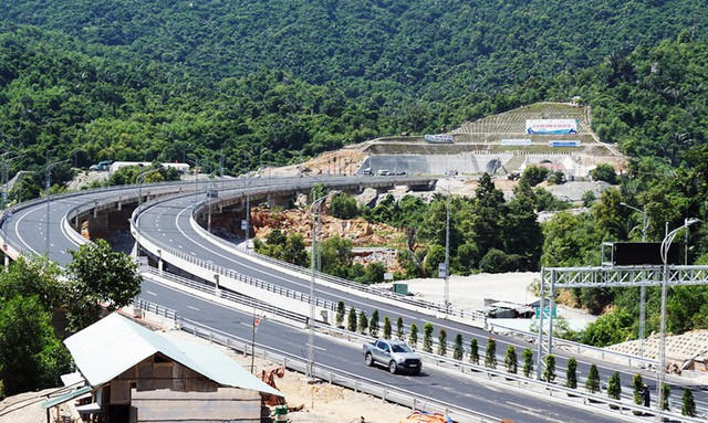 Đường dẫn ra vào hầm xuyên núi Đèo Cả.
