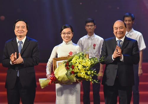 Đinh Thị Hương Thảo nhận Huân chương Lao động hạng ba do Thủ tướng Nguyễn Xuân Phúc trao tặng.