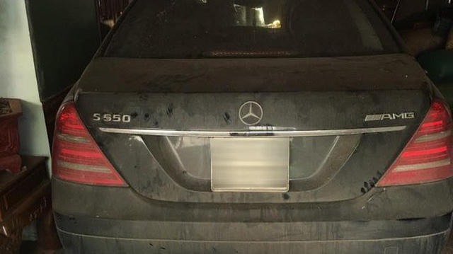 Năm 2017, những hình ảnh về chiếc Mercedes-Benz S550 AMG của một dân chơi tại Sơn La phủ bụi dầy đặc đỗ trong một nhà kho chứa đồ phế liệu khiến không ít người bất ngờ.