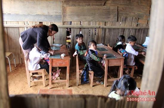 Một giáo viên công tác lâu năm tại xã biên giới Tri Lễ chia sẻ: Tại ngôi trường nhỏ và hẹp này, mỗi ngày thầy và trò thực sự đánh vật với từng con chữ. Nhiều học trò không quen cầm bút nên việc luyện viết cho các em là một nhiệm vụ gian nan. Để viết được một chữ cái chuẩn, có trò phải luyện mất một vài tuần. Tuy nhiên, việc phát âm của học trò còn khó khăn bội phần. Có em biết viết ra nhưng không thể phát âm chuẩn một số từ tiếng Việt.
