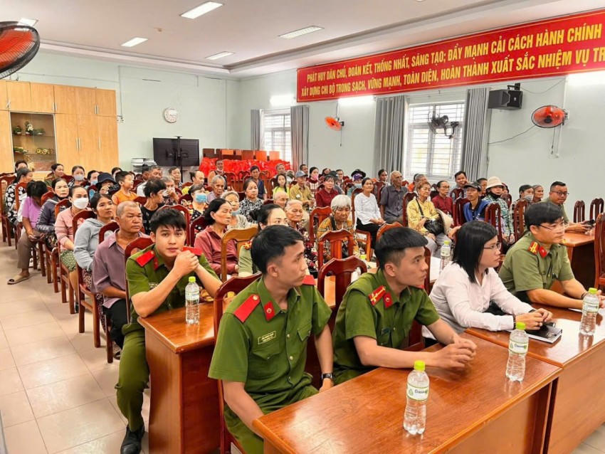Chương trình trao tặng quà Tết cho các hộ nghèo, hộ có hoàn cảnh khó khăn và các em học sinh vượt khó trên địa bàn phường Biên Hoà.