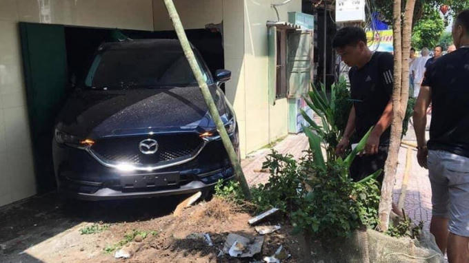 nam-thanh-nien-thai-binh-lui-xe-mazda-cx-5-sap-tuong-nha-bo-me-2-1568330105064-1589555652-width1004height565