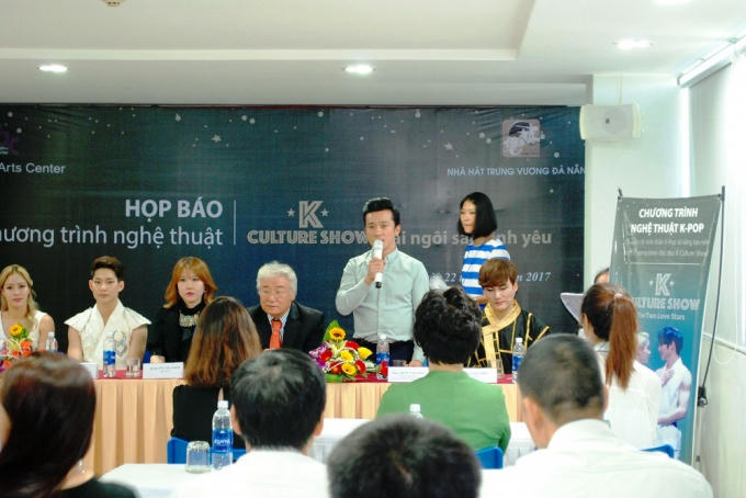 Ca sĩ Quang Hào (đứng) - quyền Giám đốc Nhà hát Trương Vương chia sẻ về chương trình.