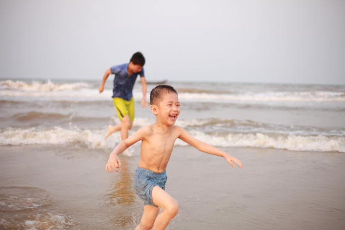 B&atilde;i biển Thạch Hải H&agrave; Tĩnh s&ocirc;i động ch&agrave;o đ&oacute;n m&ugrave;a du lịch