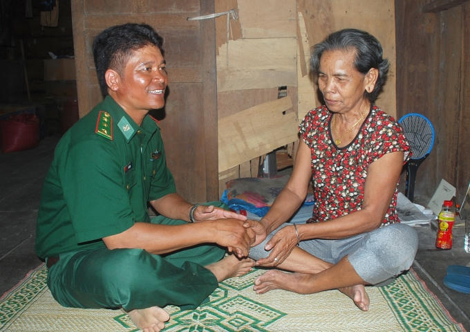 Nữ già làng Ksor H’Lâm luôn đi đầu trong công tác giữ gìn an ninh biên giới.