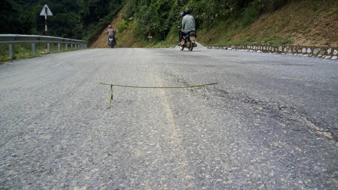 Mặt đuờng bị nứt, lún sâu.