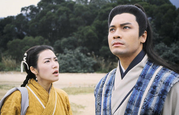 La Gia Lương (Anh hùng xạ điêu - 1994): Cũng trong bản Anh hùng xạ điêu 1994, nam diễn viên La Gia Lương vụt sáng trở thành ngôi sao nổi bật của đất cảng thơm. Anh gia nhập làng giải trí từ sớm nhưng gặp phải nhiều lận đận khiến sự nghiệp không khởi sắc. Nhờ vai Dương Khang, La Gia Lương trở thành một trong những diễn viên TVB hiếm hoi nổi tiếng từ vai phản diện.  Khuôn mặt điển trai, nam tính, mang theo khí chất nửa tà nửa chính được đánh giá là phù hợp hoàn hảo cho nhân vật bán nước cầu vinh.