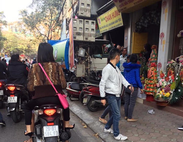 Xe rác tông thẳng vào cột điện trên vỉa hè trước khi dừng lại. Ảnh: L.Hoàng.