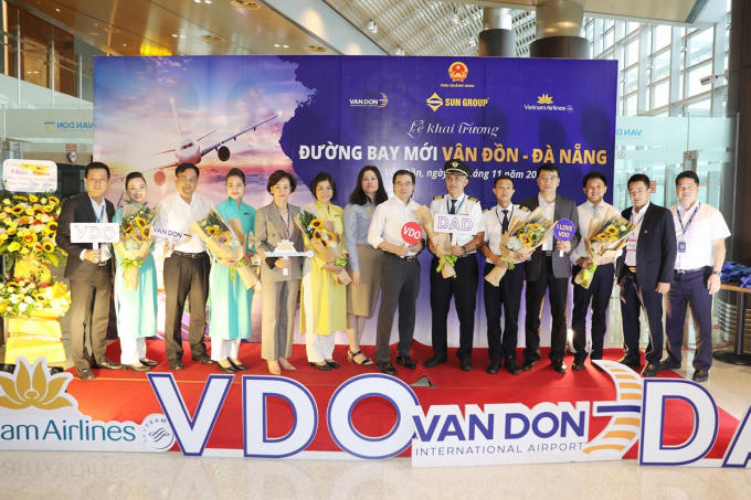 _ai dien san bay, hang hang khong chup anh luu niem cung phi hanh _oan
