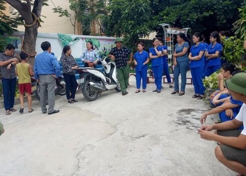 Sau khi xảy ra sự việc, rất đông phụ huynh và giáo viên mầm non bày tỏ lo lắng.