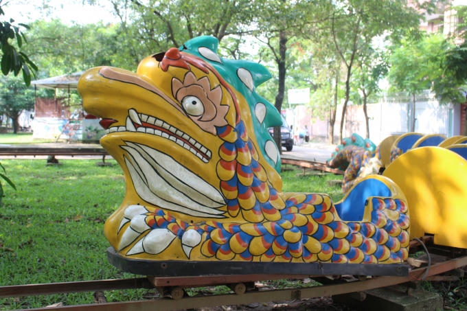 Đoàn tàu trật đường ray nằm lăn lóc giữa sương gió.