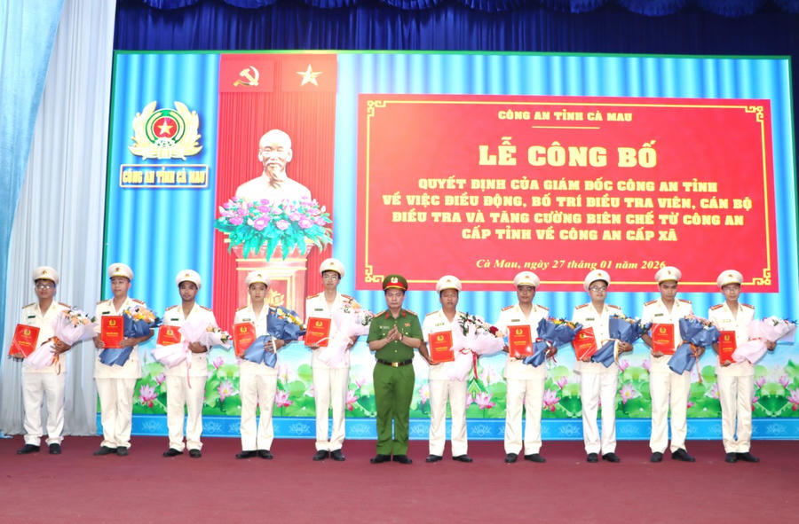 Đại tá Bùi Xuân Khởi trao Quyết định điều động, bố trí cán bộ cho các cá nhân.