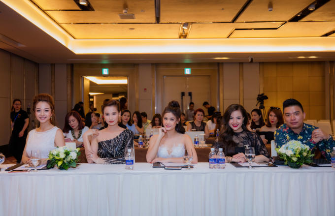 Trong sự kiện có sự xuất hiện của 2 người đẹp Lã Thanh Huyền và Trương Quỳnh Anh.