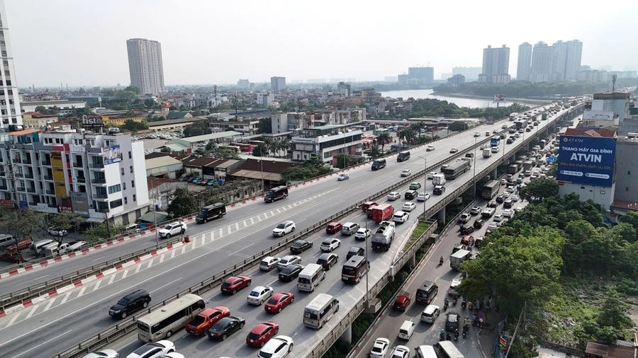 Chuyển làn không bật đèn tín hiệu - Hành vi tưởng chừng nhỏ nhưng dễ gây tai nạn nghiệm trọng, đặc biệt tại các tuyến đường cao tốc. (Ảnh minh họa: Dân trí)