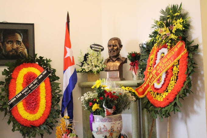Ban Chấp hành Trung ương Đảng, Quốc hội, Chủ tịch nước, Chính phủ, Ủy ban Trung ương Mặt trận Tổ quốc Việt Nam vừa ra thông báo đặc biệt về việc để Quốc tang Lãnh tụ Cuba Fidel Castro với nghi thức Quốc tang vào ngày 4/12/2016.
