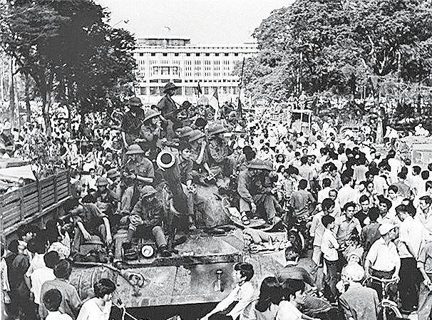 Người dân vây quanh Dinh Độc Lập đón mừng đoàn quân chiến thắng Ảnh minh họa