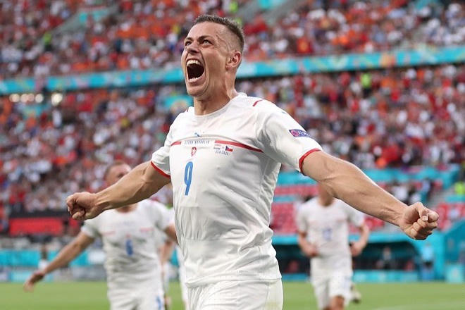 Tomas Holes chỉ là cái tên vô danh nhưng tới trận đấu với Hà Lan, nhiều người đã biết tới anh. Tiền vệ này là người thi đấu nổi bật nhất bên phía CH Séc khi đặt dấu giày vào cả hai bàn thắng (1 bàn, 1 kiến tạo) giúp đội nhà giành chiến thắng với tỷ số 2-0.