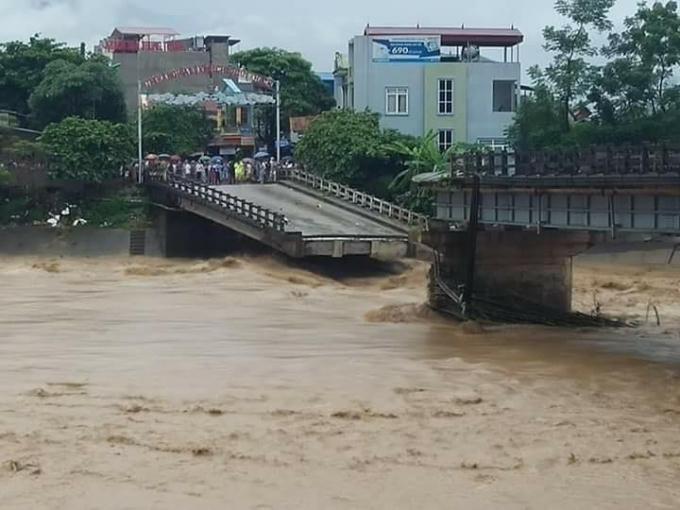 Cầu Thia đổ sập. (Ảnh: Tùng Duy - Báo Tiền Phong)