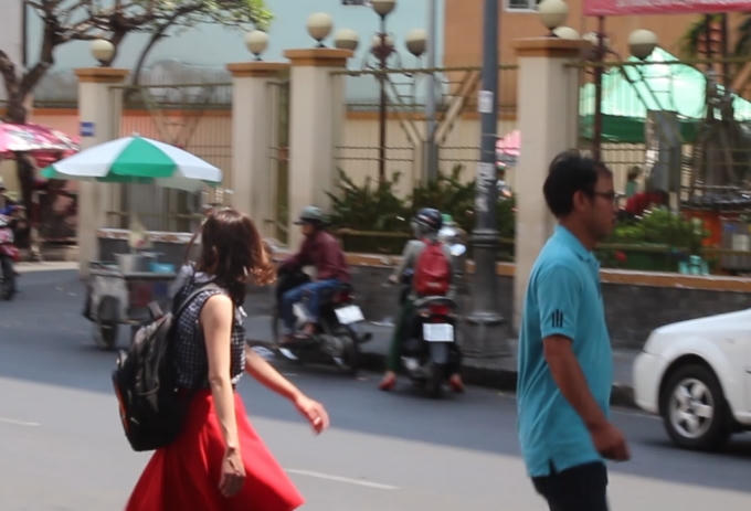 Ngó ngang ngó dọc để tránh phương tiện...