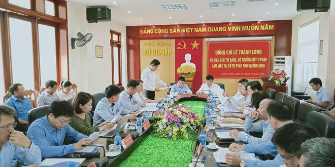 Giám đốc Sở Tư pháp tỉnh Quảng Ninh Hồ Văn Vịnh báo cáo kết quả công tác Tư pháp 9 tháng đầu năm, nhiệm vụ 3 tháng cuối năm 2018.