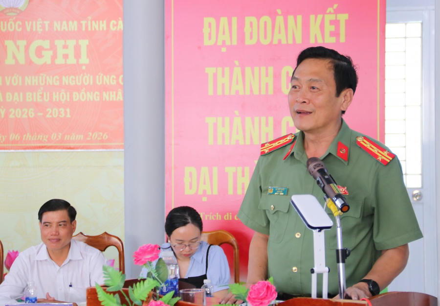 Đại tá Hồ Việt Triều, đại diện các ứng cử viên ĐBQH khóa XVI, nghiêm túc ghi nhận, trao đổi, làm rõ các ý kiến, kiến nghị của cử tri.