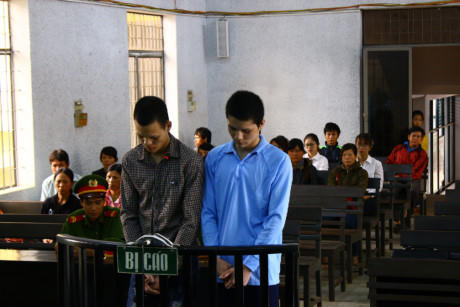 Hai bị cáo trước vành móng ngựa. (Ảnh: báo Người đưa tin)
