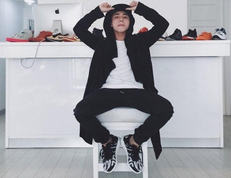 Căn ph&ograve;ng của nam ca sĩ được b&agrave;y tr&iacute; kh&aacute; đơn giản, nhẹ nh&agrave;ng.