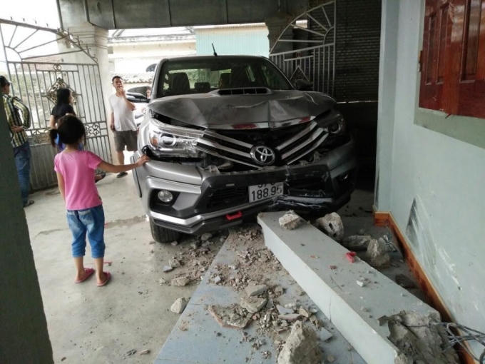 Hiện trường chiếc xe đ&acirc;m ng&ocirc;i nh&agrave;.