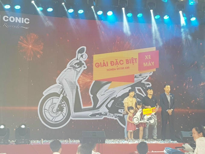 Chủ nhân căn họ A8. 04 đã may mắn trúng thưởng chiếc xe SH 150i ABS