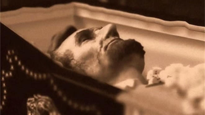 Xác ướp của Abraham Lincoln trong cỗ quan tài lộ thiên một phần cho 23 người được quyền xem vào năm 1901.