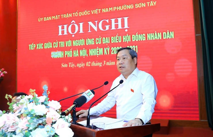 Chủ tịch UBND thành phố Hà Nội Vũ Đại Thắng giải đáp một số ý kiến kiến nghị của cử tri. Ảnh: Phạm Linh.