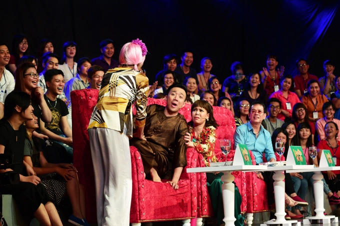 Trấn Th&agrave;nh, nhạc sĩ Đức Huy hốt hoảng v&igrave; bị th&iacute; sinh &ldquo;cưỡng h&ocirc;n&rdquo; trong L&agrave;ng h&agrave;i mở hội