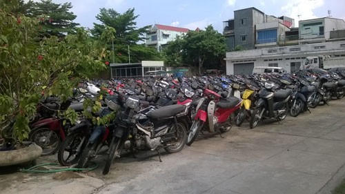 Lượng xe máy vi phạm “vô chủ” tồn đọng sau thời gian dài tạm giữ gây lãng phí lớn Ảnh: GIA MINH.