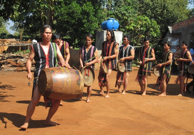 Nghệ nhân: Rơ Châm H'Mút đang tập luyện cho đội cồng chiêng của buôn làng.