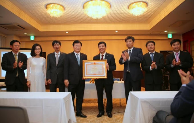 Phó Thủ tướng Trịnh Đình Dũng đã trao tặng Bằng khen của Thủ tướng Chính phủ cho Đại sứ quán Việt Nam tại Nhật Bản. (Ảnh: VGP)