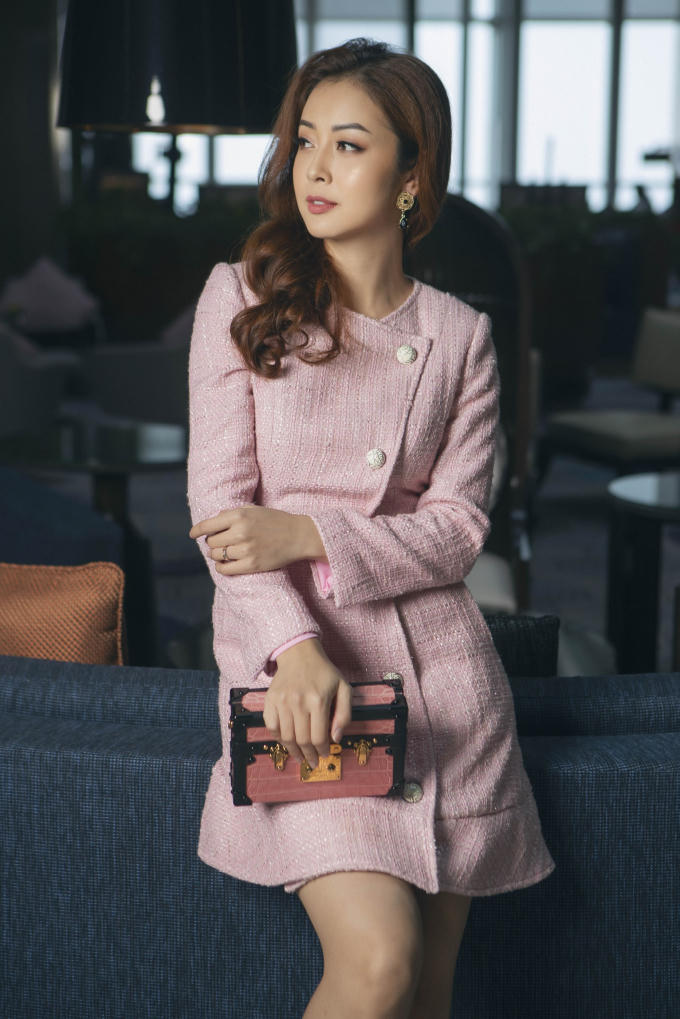 Jennifer Phạm thanh lịch cuốn hút trong BST mới