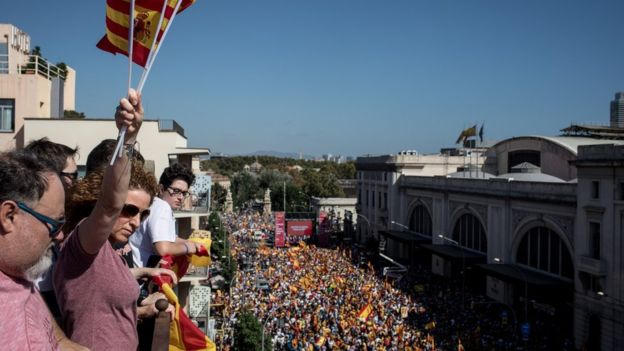 Theo RT, cuộc biểu tình phản đối xứ Catalonia ly khai tại trung tâm thành phố Barcelona ngày 8/10 đã thu hút ít nhất 350.000 người. Dòng người giương 2 lá cờ Tây Ban Nha và Catalonia cùng những khẩu hiệu: “Catalonia là Tây Ban Nha”, “Chúng ta mạnh hơn khi đoàn kết”, “Tôi là người Tây Ban Nha”. (Ảnh: Getty)