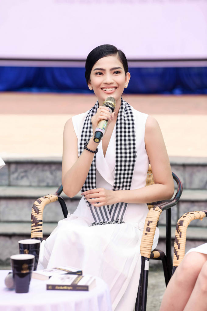 Các người đẹp hoa hậu vượt núi tặng sách cho thanh niên vùng cao