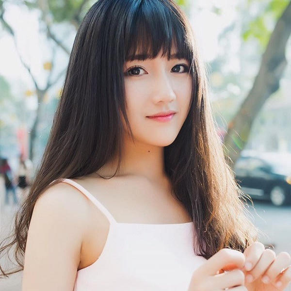 Mầu sắc xuất hiện nhiều nhất trong những bức hình của Kiều Trinh là mầu trắng “Trinh thích màu trắng nhất, đây cũng là tông màu cơ bản, dễ kết hợp với nhiều màu sắc khác”.  Nổi tiếng và xinh đẹp Kiều Trinh vẫn than thở “tôi đang cô đơn lắm”, cô cũng cho rằng mình là người đơn giản chứ không đặt tiêu chuẩn quá cao về bạn trai “Đặt ra tiêu chuẩn cao làm gì khi có chàng trai đáp ứng đủ các điều kiện đó, song nói chuyện với mình lại không hợp hay đi cùng nhau thấy gượng gạo, phải không?”