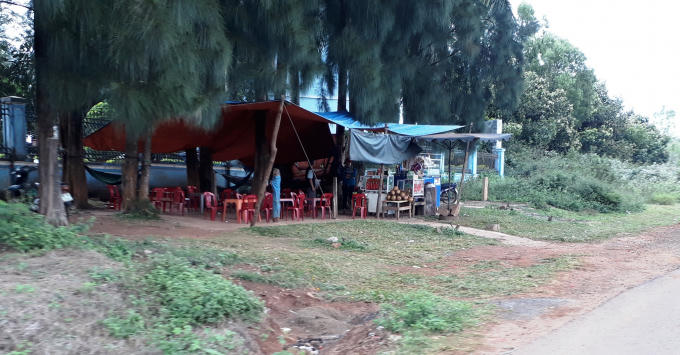 Quán nước ven đường nơi em Long bị bắn vào đầu.