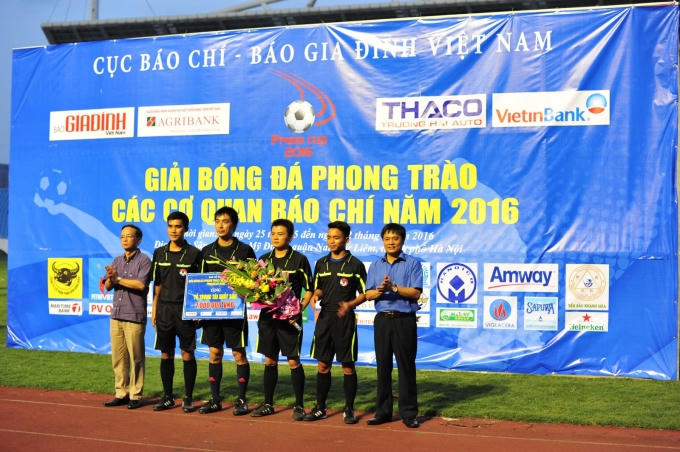 Trao giải cho các đội bóng.
