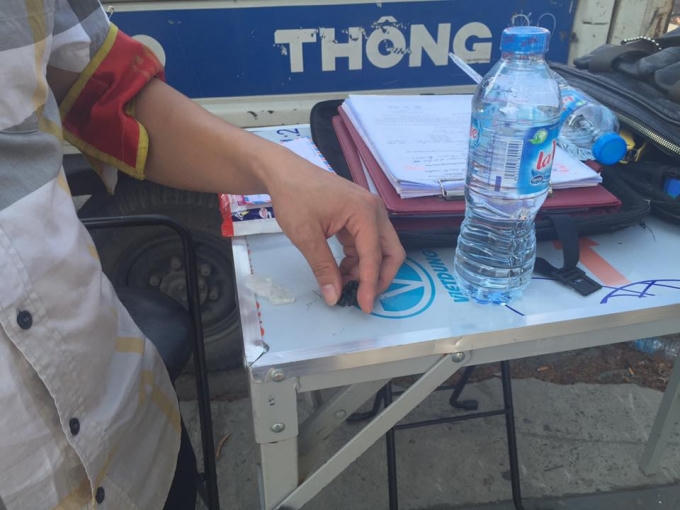 Xác định bên trong miếng túi nilon màu đen là 2 tép heroin.