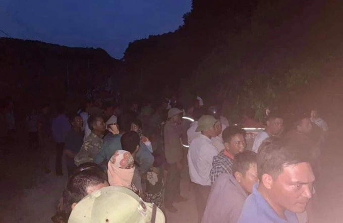 Người dân tập trung đông gần nơi phát hiện ra thi thể cháu Đ.