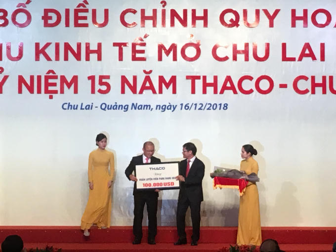 HLV Park Hang Seo (trái) nhận phần thưởng từ ông Trần Bá Dương.